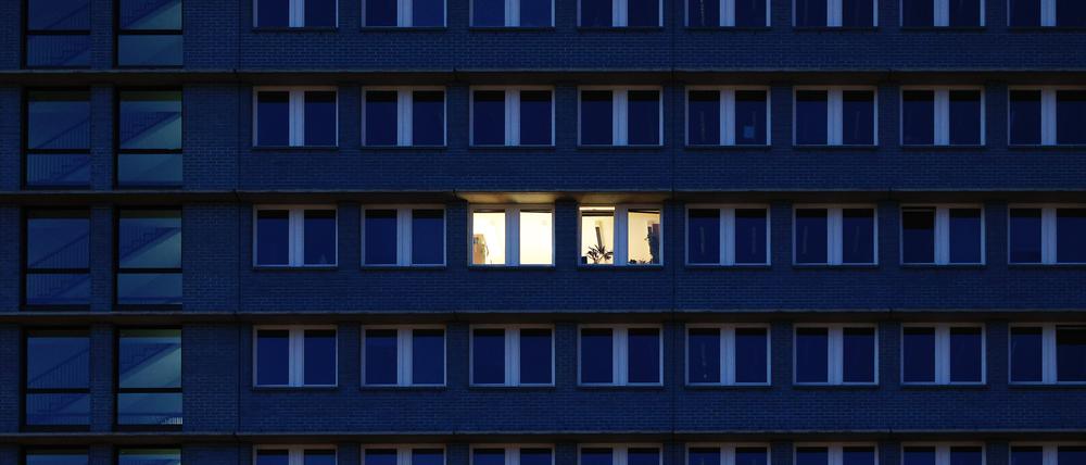 In einem einzelnen Berliner Büro brennt noch Licht nach Dienstschluss.