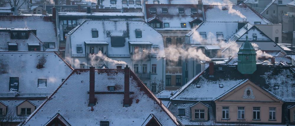 Qualm steigt aus zahllosen Schornsteinen und Abzügen an einem kalten Wintermorgen in der Leipziger Südvorstadt auf.