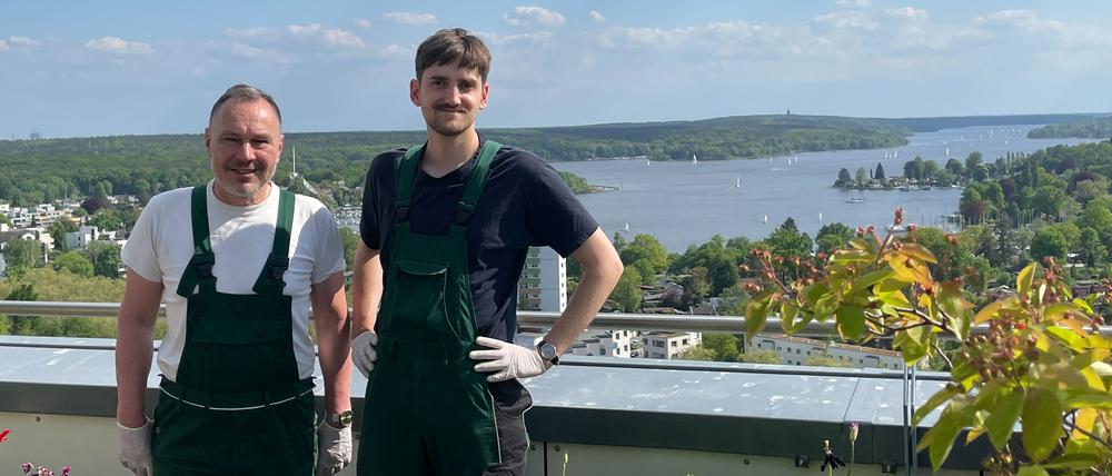 Landschaftsarchitekt und Gärtner Tobias Peterson mit seinem Mitarbeiter Jonas Hage, der ebenfalls Landschaftsarchitektur studiert. Aufnahmen entstanden alle auf Dachterrasse im 23. Stock eines Hochhauses in Spandau.