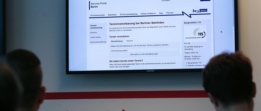 Journalisten verfolgen im Rathaus Spandau während eines Pressetermins zur Online-Terminbuchung für alle Berliner Bürgerämter auf Monitore die Vorgehensweise. 