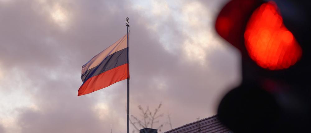 Die Flagge der Russischen Botschaft in Berlin.