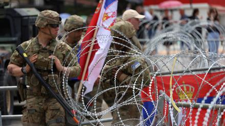 Mit Ansage eskaliert: Nato-Soldaten bewachen ein Rathaus im Ort Leposavic.