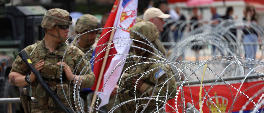 Mit Ansage eskaliert: Nato-Soldaten bewachen ein Rathaus im Ort Leposavic.