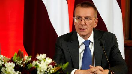Edgars Rinkevics spricht bei einer Pressekonferenz.