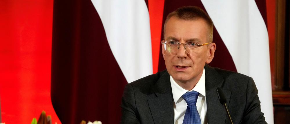 Edgars Rinkevics spricht bei einer Pressekonferenz.