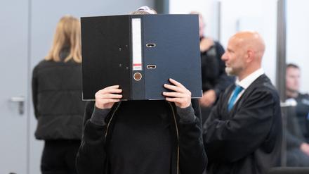 Die mutmaßliche Linksextremistin Lina E. vor dem Oberlandesgericht Dresden.