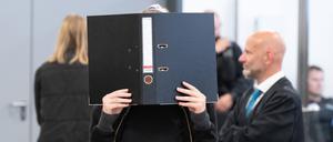 Die mutmaßliche Linksextremistin Lina E. vor dem Oberlandesgericht Dresden.