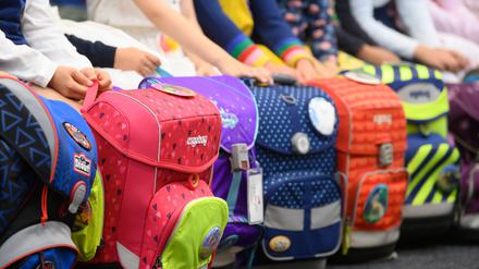 Die Schuleinführung ist ein wichtiger Tag im Leben eines Kindes. Familien mit wenig Geld sind durch die nötigen Ausgaben nicht selten überfordert.