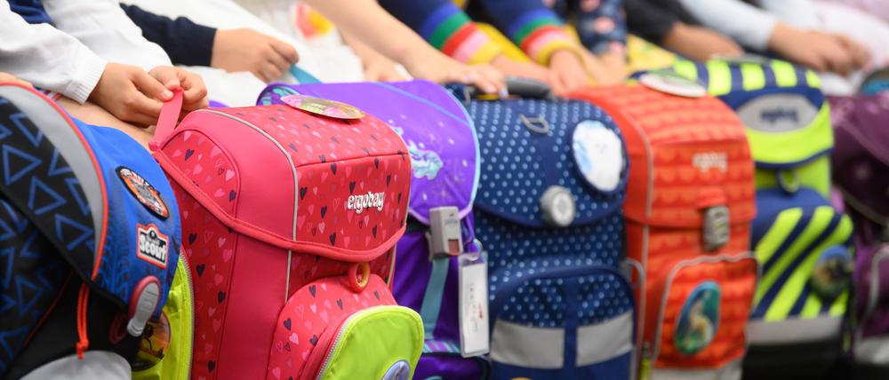 Die Schuleinführung ist ein wichtiger Tag im Leben eines Kindes. Familien mit wenig Geld sind durch die nötigen Ausgaben nicht selten überfordert.