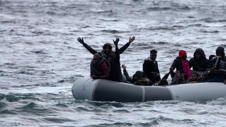 Gefährliche Überfahrt. Flüchtlinge versuchen, in einem Boot vom türkischen Festland zur griechischen Insel Lesbos zu gelangen. 