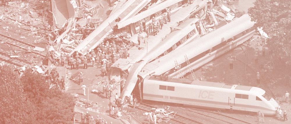 Hunderte von Helfern versuchen im Wrack des verunglückten ICE 884 Opfer des Zugunglücks zu bergen.