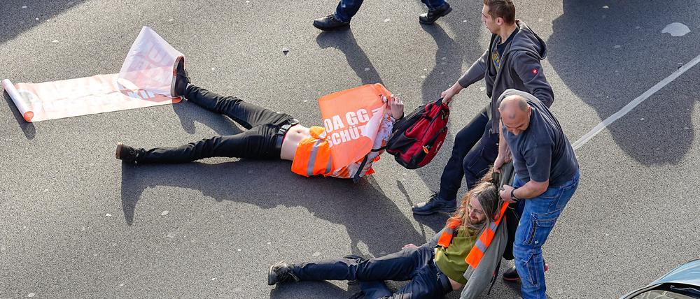 Solche Szenen häuften sich jüngst: Aufgebrachte Verkehrsteilnehmer versuchen Protestler von der Straße zu holen – teils ziemlich rabiat.