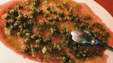 Thunfisch-Carpaccio mit frittierten Kapern.