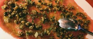 Thunfisch-Carpaccio mit frittierten Kapern.