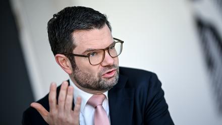 Marco Buschmann (FDP), Bundesminister der Justiz, spricht während eines Interviews mit der Deutschen Presse-Agentur dpa.
