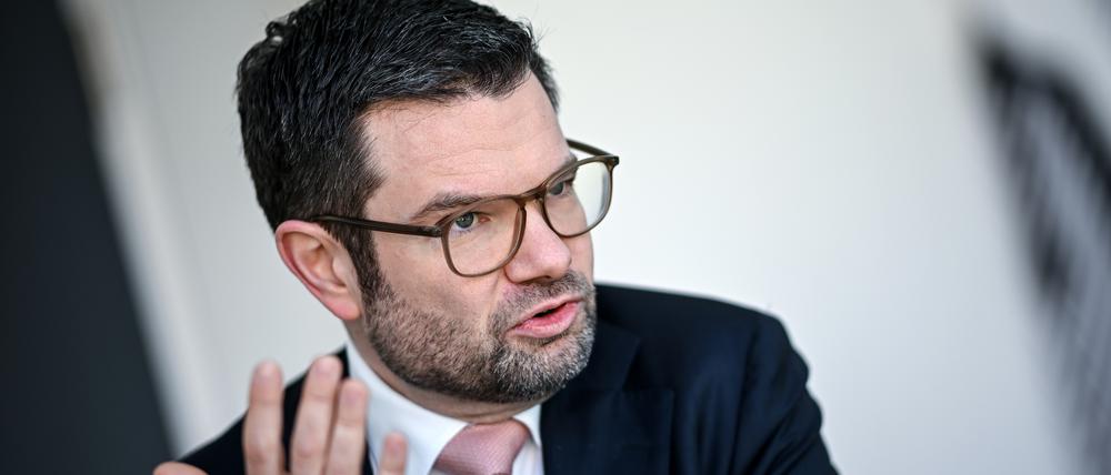 Marco Buschmann (FDP), Bundesminister der Justiz, spricht während eines Interviews mit der Deutschen Presse-Agentur dpa.