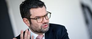 Marco Buschmann (FDP), Bundesminister der Justiz, spricht während eines Interviews mit der Deutschen Presse-Agentur dpa.