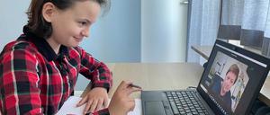 Regelmäßig in Verbindung: Katja beim Onlineunterricht mit ihrer Kyjiwer Klassenlehrerin Iryna Yurievna.