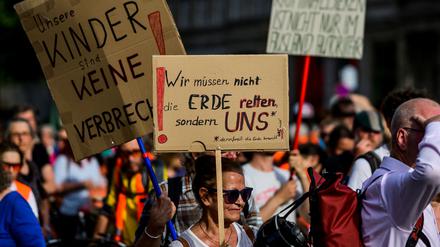 Der Protestmarsch der Klimaaktivisten verlief am 31. Mai 2023 unter anderem durch die Karl-Marx-Allee in Berlin.