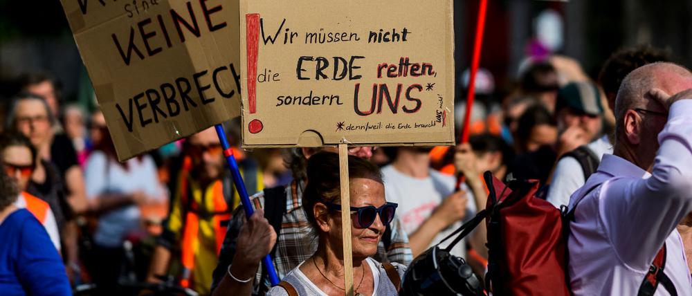 Der Protestmarsch der Klimaaktivisten verlief am 31. Mai 2023 unter anderem durch die Karl-Marx-Allee in Berlin.