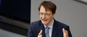 Karl Lauterbach (SPD), Bundesminister für Gesundheit, spricht bei der Sitzung des Deutschen Bundestages zum Pflegeunterstützungs- und Entlastungsgesetz.