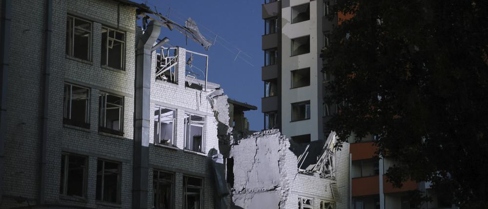 Blick auf ein Gebäude, das von einer Drohne beschädigt wurde, die während eines Nachtangriffs abgeschossen wurde.