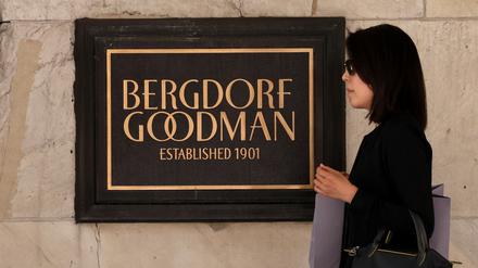 Eine Kundin verlässt Bergdorf Goodman in New York City.