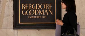 Eine Kundin verlässt Bergdorf Goodman in New York City.