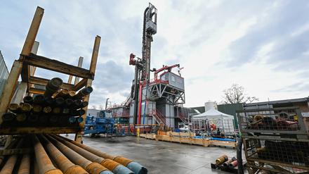 Rohre liegen auf dem Gelände des Bohrplatzes für das Tiefen-Geothermie-Projekt der Stadtwerke an der Heinrich-Mann-Allee in Potsdam.