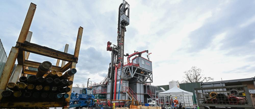 Rohre liegen auf dem Gelände des Bohrplatzes für das Tiefen-Geothermie-Projekt der Stadtwerke an der Heinrich-Mann-Allee in Potsdam.