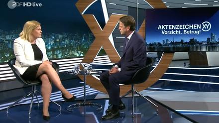 Bundesinnenministerin Nancy Faeser (SPD) unterhält sich mit Moderator Rudi Cerne in der TV-Sendung „Aktenzeichen XY“. 