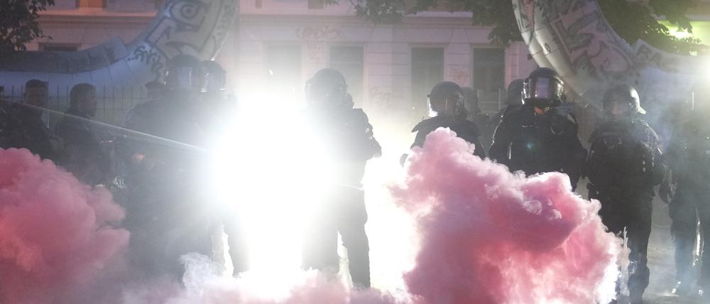 Leipzig: Polizisten im Pyronebel bei einer linken Demonstration. Anlass ist die Verurteilung der Linksextremstin Lina E. vor dem sächsischen Oberlandesgericht wegen Angrifffen auf Rechtsextreme.