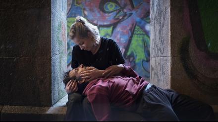 Sängerin und Streetdancer. Nele (Mirjam Mesak) und Kolja (Guido Badalamenti) lernen sich auf der Straße kennen.