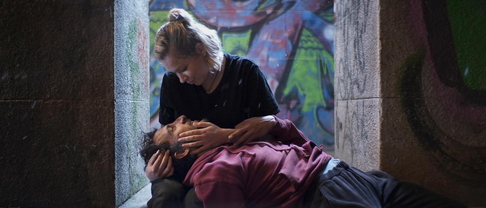 Sängerin und Streetdancer. Nele (Mirjam Mesak) und Kolja (Guido Badalamenti) lernen sich auf der Straße kennen.