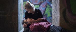 Sängerin und Streetdancer. Nele (Mirjam Mesak) und Kolja (Guido Badalamenti) lernen sich auf der Straße kennen.