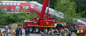 Zahlreiche Einsatz- und Rettungskräfte waren nach einem schweren Zugunglück im Einsatz.