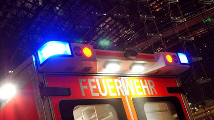 Alarmierte Einsatzkräfte der Feuerwehr fanden in der Brandwohnung dann den leblosen 77-Jährigen.
