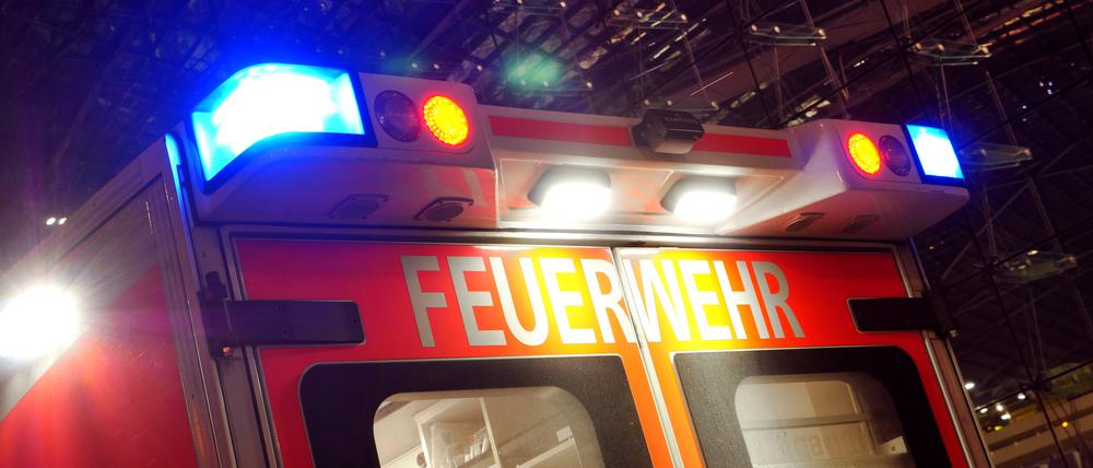 15.03.2023, Berlin - Deutschland. Ein Rettungswagen der Berliner Feuerwehr bei einem nächtlichen Einsatz. *** 15 03 2023, Berlin Germany An ambulance of the Berlin fire department on a night mission