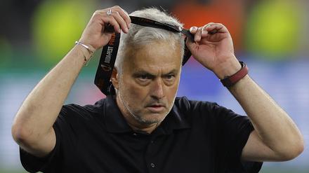 Brauche ich nicht. Jose Mourinho nimmt seine Medaille ab.