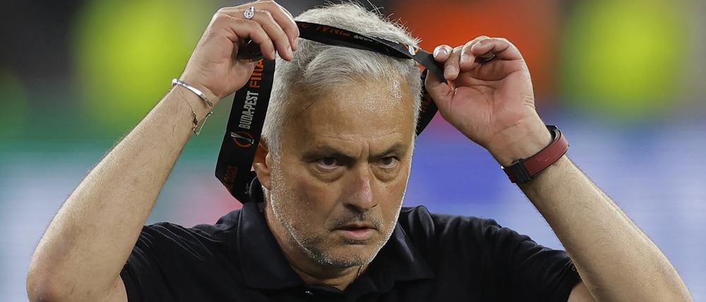 Brauche ich nicht. Jose Mourinho nimmt seine Medaille ab.