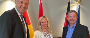 Die neue ViP-Geschäftsführerin Bettina Biffi mit Oberbürgermeister Mike Schubert (r.) und Stadtwerke-Geschäftsführer Monty Balisch (l.)