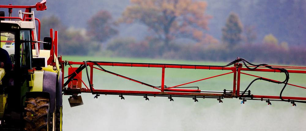 Ein Landwirt versprüht Pflanzenschutzmittel auf einem Feld in Brandenburg (Archivfoto).