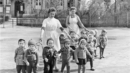 Ausflug einer Krippe in der sächsischen Stadt Niesky 1964.