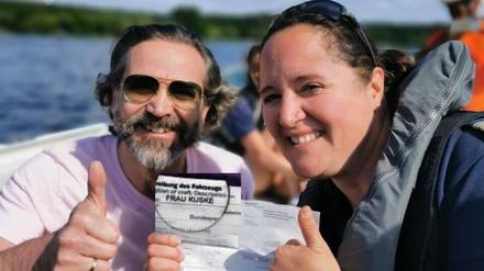Eine Berliner Wasserschutz-Polizistin hat bei einem Motorbootfahrer trotz eines verhängten Bußgeldes einen so positiven Eindruck hinterlassen, dass der Mann sein Boot nach ihr benannt hat.