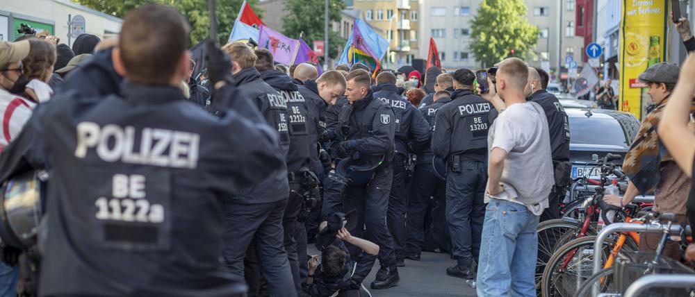 Die Berliner Polizei beim Einsatz bei einer Solidaritätsdemonstration für die verurteilte Linksextremistin Lina E.