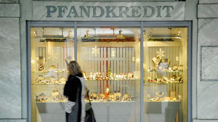 Auslagen. Im Schaufenster eines Pfandleihers findet sich wieder, was nicht mehr eingelöst worden und vom Geldverleiher zurückersteigert worden ist.