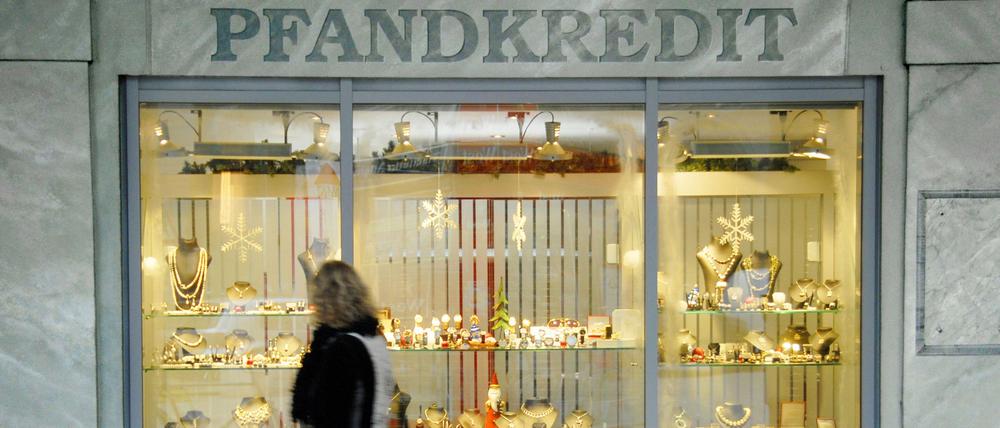 Auslagen. Im Schaufenster eines Pfandleihers findet sich wieder, was nicht mehr eingelöst worden und vom Geldverleiher zurückersteigert worden ist. 