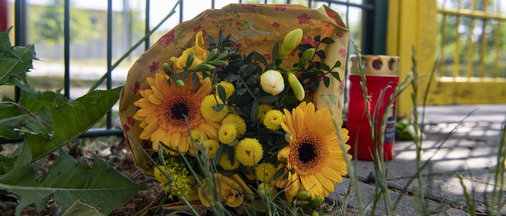 Blumen und eine Kerze erinnern an einem Zaun in Lichtenberg an einen 15-Jährigen aus Berlin, der nach einer Schlägerei bei einem Fußballturnier in Frankfurt/Main verstarb.