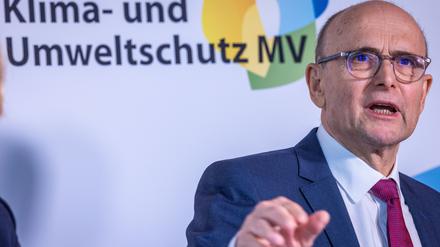 Erwin Sellering, früherer Ministerpräsident Mecklenburg-Vorpommerns und Vorstandsvorsitzender der Klimastiftung MV, beantwortet spricht bei einer Pressekonferenz. 