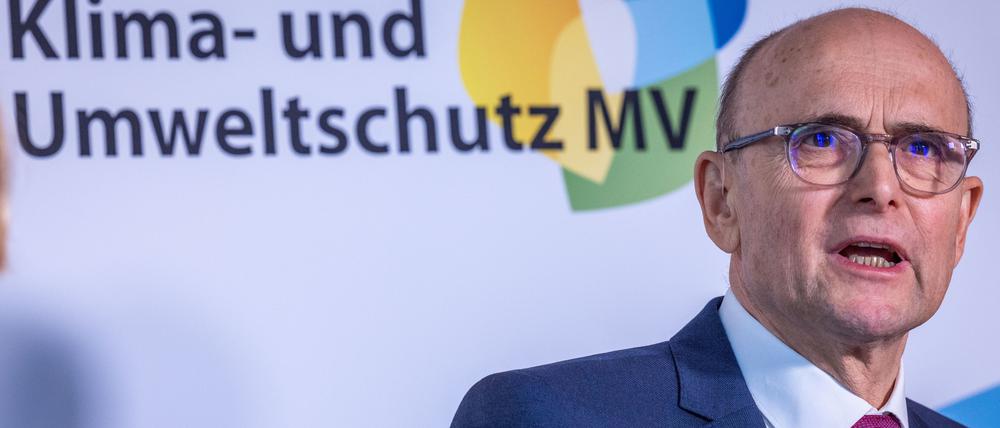 Erwin Sellering, früherer Ministerpräsident Mecklenburg-Vorpommerns und Vorstandsvorsitzender der Klimastiftung MV, beantwortet spricht bei einer Pressekonferenz.